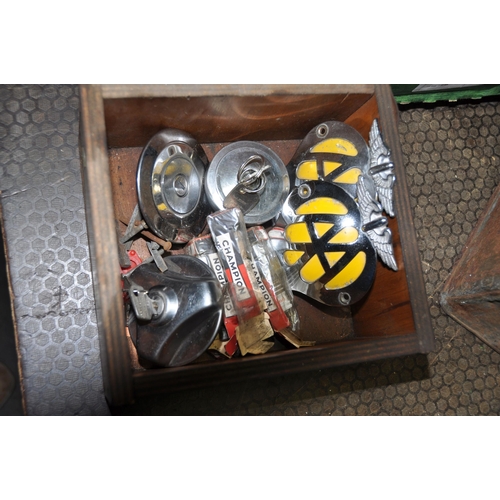 1055 - A TRAY CONTAINING AUTOMOTIVE TOOLS AND ACCESSORIES including a vintage Shell-Mex fuel can with brass... 