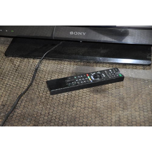 1060 - A SONY KDL-32EX524 32in TV WITH REMOTE (PAT pass and working)