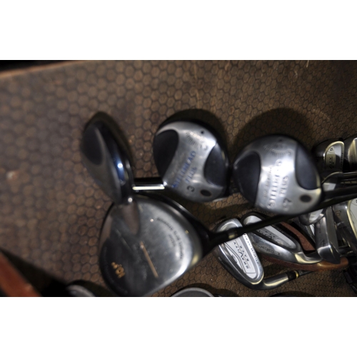 1090 - A COBRA GOLF BAG CONTAINING CALLAWAY, MacGREGOR AND COBRA LEFT HANDED CLUBS including Big Bertha Ste... 