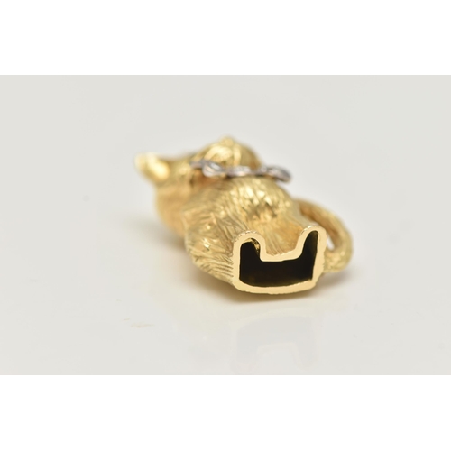 11 - AN 18CT GOLD DIAMOND AND SAPPHIRE CAT PENDANT, the seated cat with sapphire eyes and a bow set with ... 