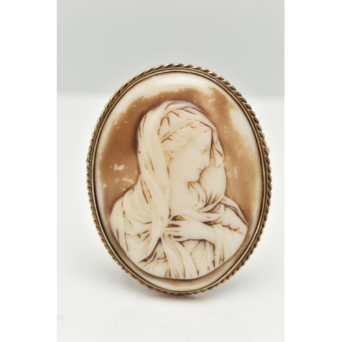 53 - A LARGE YELLOW METAL CAMEO BROOCH, molded plastic, painted cameo possibly depicting Madonna, collet ... 