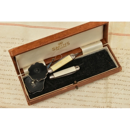 131 - A BOX OF ASSORTED ITEMS, to include two 'Parker' pens, both nibs stamped 14k, a small AF silver spoo... 