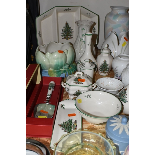 316 - A GROUP OF NAMED CERAMICS, comprising nine pieces of Spode 'Christmas Tree' pattern tableware, a New... 