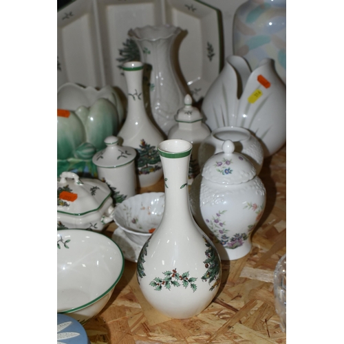 316 - A GROUP OF NAMED CERAMICS, comprising nine pieces of Spode 'Christmas Tree' pattern tableware, a New... 