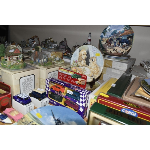 327 - A GROUP OF BOXED COTTAGE SCULPTURES, COLLECTORS PLATES AND DIECAST VEHICLES, to include fourteen box... 