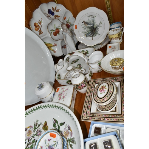 336 - A GROUP OF NAMED CERAMICS, comprising a Hammersley strawberry set, a Spode 'Fleur De Lys Gold' chamb... 