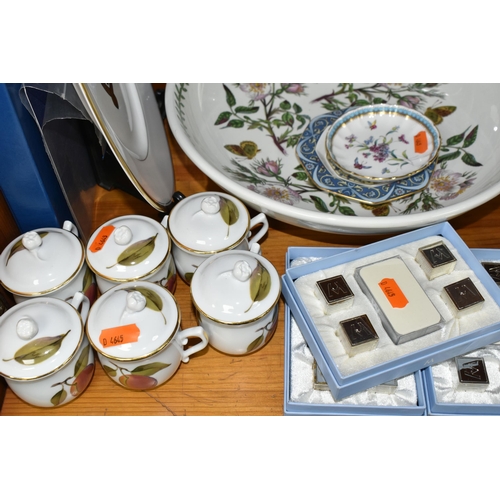 336 - A GROUP OF NAMED CERAMICS, comprising a Hammersley strawberry set, a Spode 'Fleur De Lys Gold' chamb... 