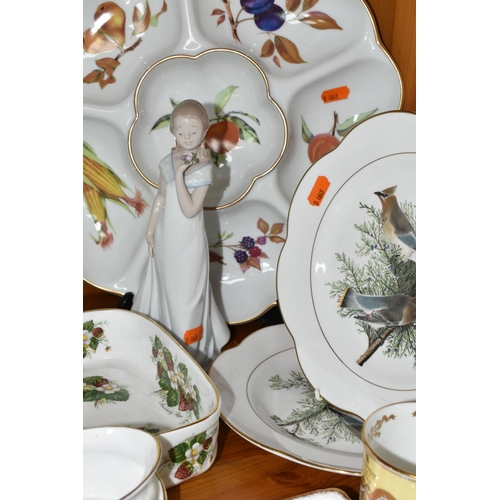 336 - A GROUP OF NAMED CERAMICS, comprising a Hammersley strawberry set, a Spode 'Fleur De Lys Gold' chamb... 