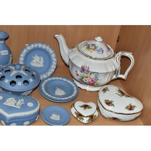 395 - A GROUP OF WEDGWOOD JASPERWARE AND OTHER CERAMICS, comprising nineteen pieces of pale blue, navy blu... 