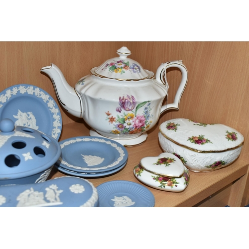 395 - A GROUP OF WEDGWOOD JASPERWARE AND OTHER CERAMICS, comprising nineteen pieces of pale blue, navy blu... 