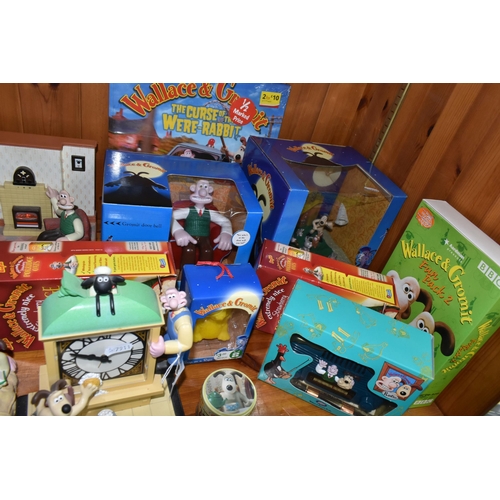 434 - A LARGE COLLECTION OF BOXED 'WALLACE & GROMIT' NOVELTY ITEMS, to include a Wesco clock, Boots radio,... 