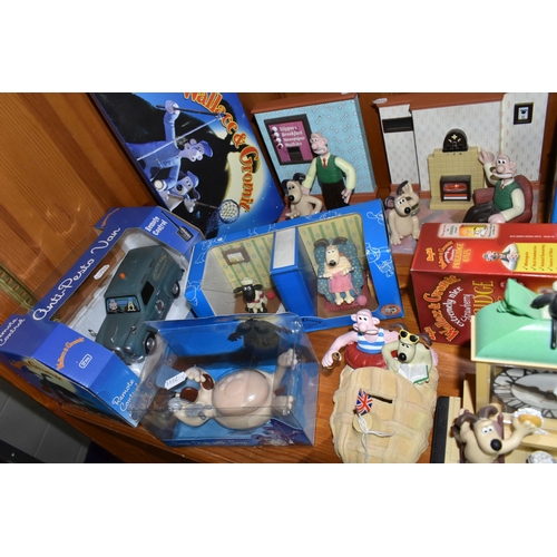 434 - A LARGE COLLECTION OF BOXED 'WALLACE & GROMIT' NOVELTY ITEMS, to include a Wesco clock, Boots radio,... 