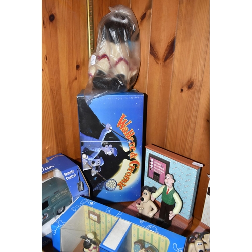 434 - A LARGE COLLECTION OF BOXED 'WALLACE & GROMIT' NOVELTY ITEMS, to include a Wesco clock, Boots radio,... 