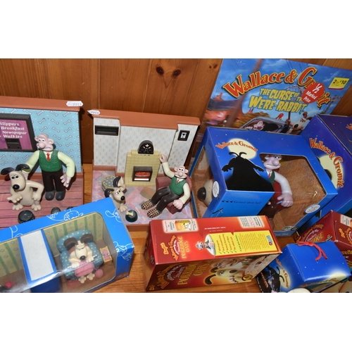 434 - A LARGE COLLECTION OF BOXED 'WALLACE & GROMIT' NOVELTY ITEMS, to include a Wesco clock, Boots radio,... 