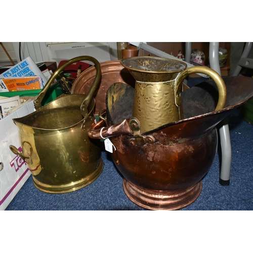 450 - A BOX AND LOOSE METALWARE, to include a copper helmet form coal scuttle and smaller brass examples, ... 