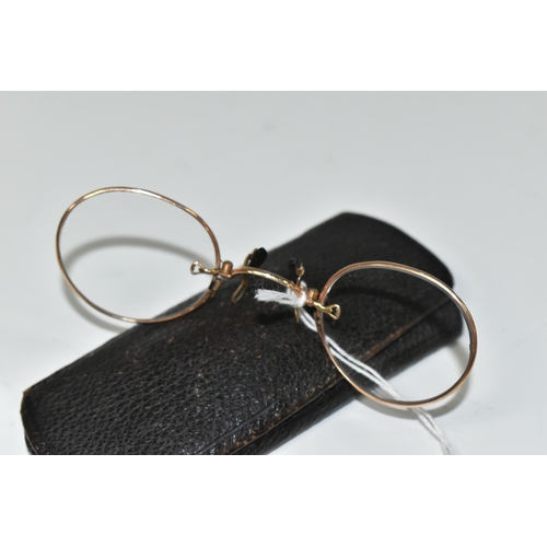 454 - A PAIR OF EARLY 20TH CENTURY YELLOW METAL SPECTACLE GLASSES WITH CASE, the spectacles with plain yel... 