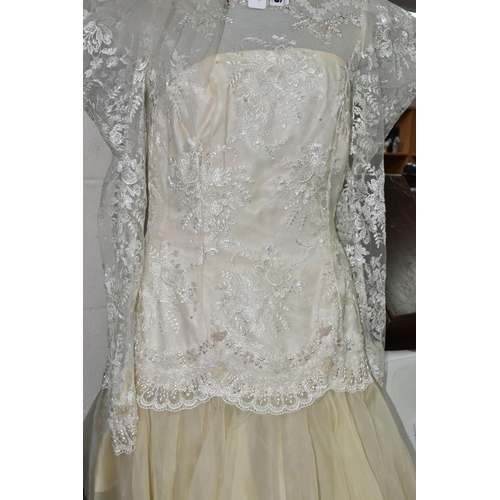 496 - A DROP WAISTED 1980's STYLE CREAM/CHAMPAGNE COLOURED WEDDING DRESS WITH TUILLE UNDERSKIRT, approxima... 