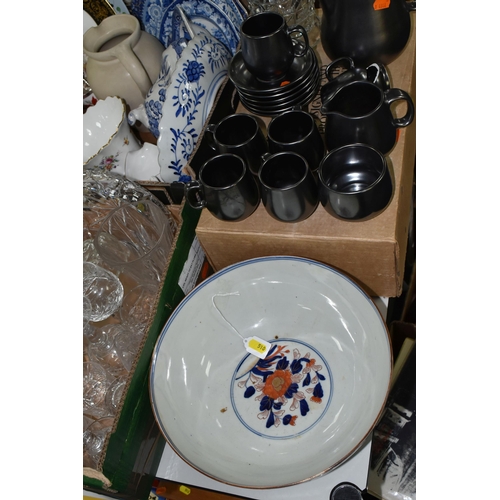 510 - A QUANTITY OF 19TH AND 20TH CENTURY CERAMICS AND HOMEWARE INCLUDING BLUE AND WHITE PEARLWARE, MID CE... 