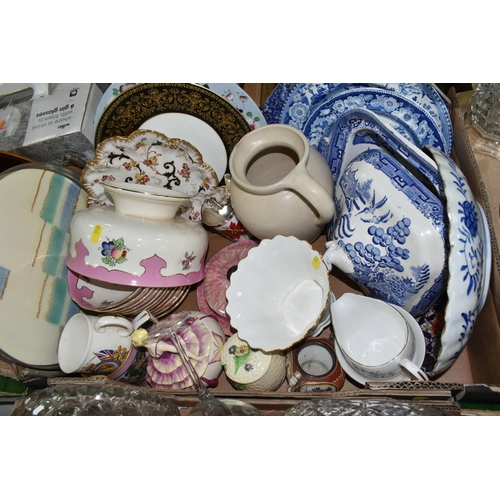 510 - A QUANTITY OF 19TH AND 20TH CENTURY CERAMICS AND HOMEWARE INCLUDING BLUE AND WHITE PEARLWARE, MID CE... 