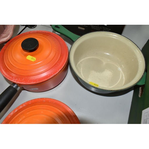 514 - LE CREUSET KITCHEN WARE IN GREEN AND ORANGE, comprising a set of three orange saucepans with lids in... 