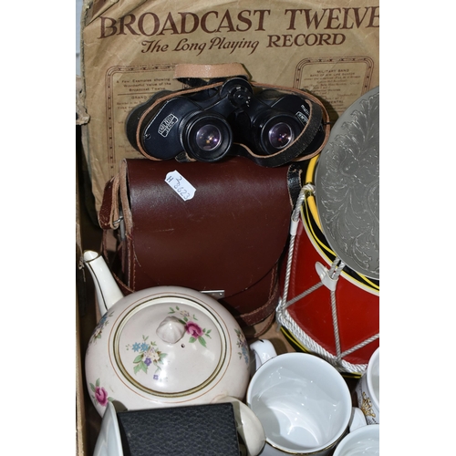 521 - A BOX AND LOOSE RADIO, CERAMICS AND SUNDRY ITEMS,  to include a Bush radio type DAC 90 A, an aqua gl... 