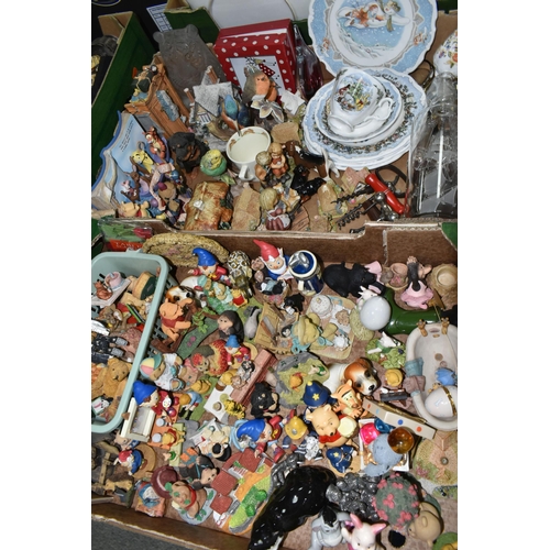 522 - FOUR BOXES AND LOOSE CERAMICS, ORNAMENTS, GLASS WARE, PICNIC SET AND SUNDRY ITEMS, to include six pi... 