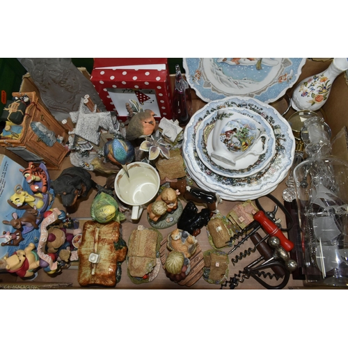 522 - FOUR BOXES AND LOOSE CERAMICS, ORNAMENTS, GLASS WARE, PICNIC SET AND SUNDRY ITEMS, to include six pi... 