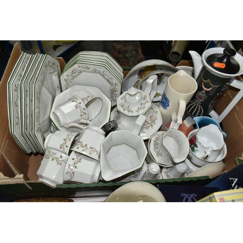 533 - TWO BOXES AND LOOSE DECORATIVE CERAMICS AND DINNER WARES ETC, to include a West German Fat Lava vase... 