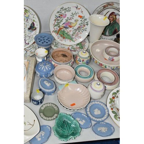 544 - ASSORTED DECORATIVE CERAMICS AND PLATES INCLUDING ROYAL DOULTON SERIES WARE, WEDGWOOD JASPER WARE, R... 