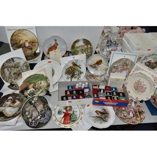 555 - SEVENTY FOUR ROYAL DOULTON, WEDGWOOD, ROYAL WORCESTER AND COALPORT COLLECTORS PLATES, AND THIRTY TWO... 