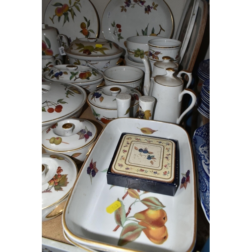 563 - A LARGE QUANTITY OF ROYAL WORCESTER EVESHAM DINING WARE, including serving dishes, plates, teapots, ... 