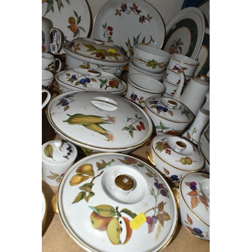 563 - A LARGE QUANTITY OF ROYAL WORCESTER EVESHAM DINING WARE, including serving dishes, plates, teapots, ... 