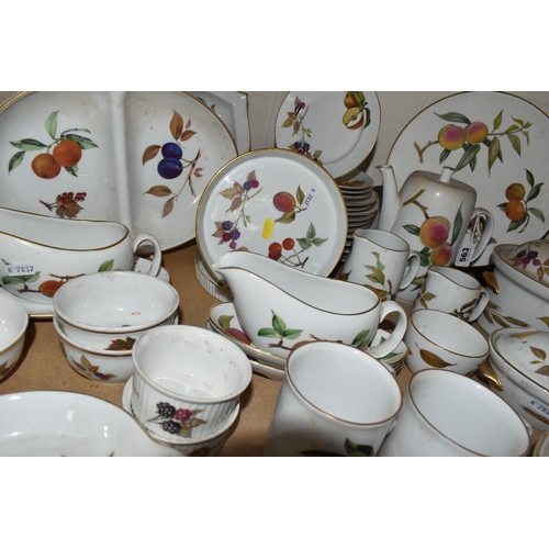 563 - A LARGE QUANTITY OF ROYAL WORCESTER EVESHAM DINING WARE, including serving dishes, plates, teapots, ... 