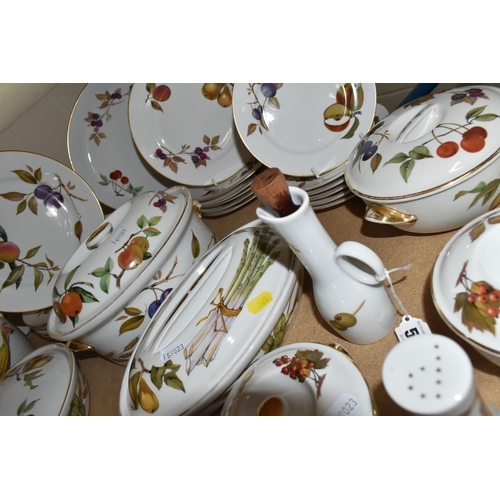 568 - THIRTY THREE PIECES OF ROYAL WORCESTER EVESHAM DINING WARE, including serving dishes, plates, tea po... 