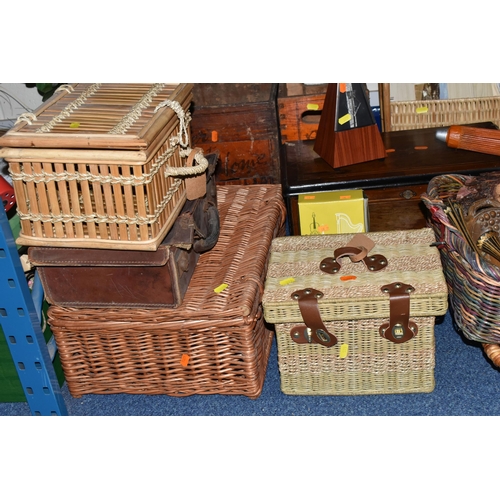 579 - A BOX AND LOOSE WICKER AND TREEN ITEMS, to include two small 'Davenports Beer at Home' wooden beer c... 