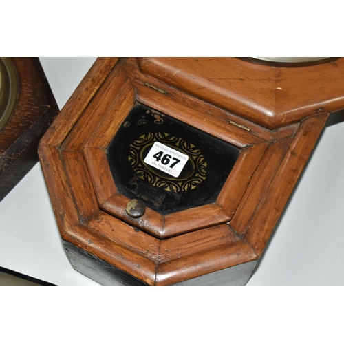 467 - TWO LATE 19TH / EARLY 20TH CENTURY WALL AND MANTEL CLOCKS AND AN EARLY 20TH CENTURY OAK BAROMETER, t... 