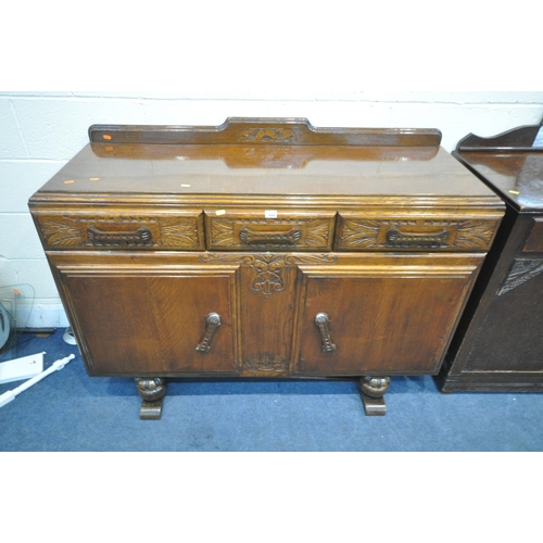 1222 - AN EARLY 20TH CENTURY OAK SIDEBOARD, with a raised back, fitted with three drawers, above double cup... 