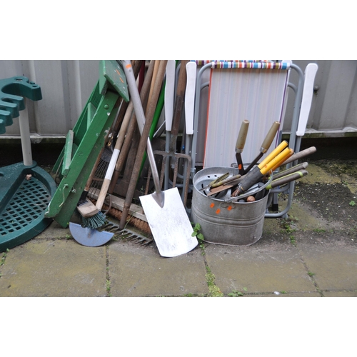 1010 - A SELECTION OF GARDEN TOOLS AND EQUIPMENT including two aluminium step ladders, a wooden step ladder... 