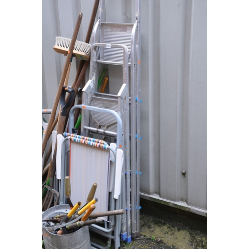 1010 - A SELECTION OF GARDEN TOOLS AND EQUIPMENT including two aluminium step ladders, a wooden step ladder... 