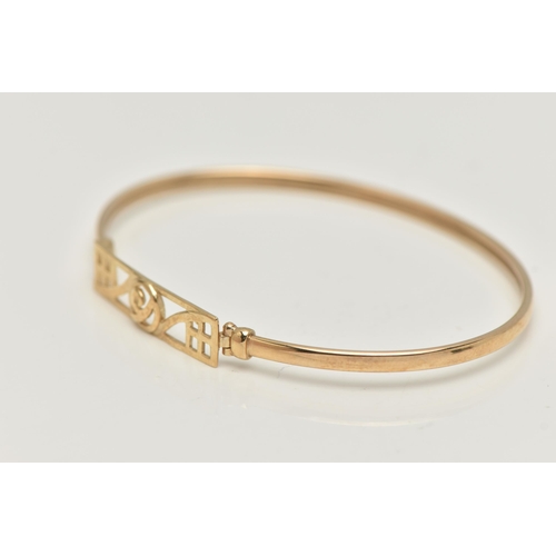 18 - A 9CT GOLD BANGLE, Celtic rose pattern hinged clasp, to a polished bangle, hallmarked 9ct Birmingham... 