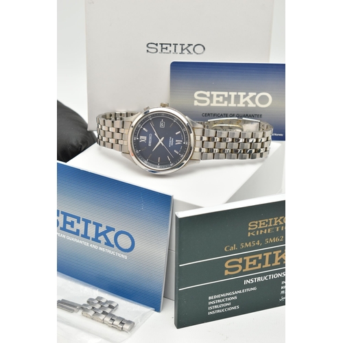 52 - A GENTS 'SEIKO' WRISTWATCH, kinetic movement, round blue dial signed 'Seiko kinetic 100m', baton mar... 