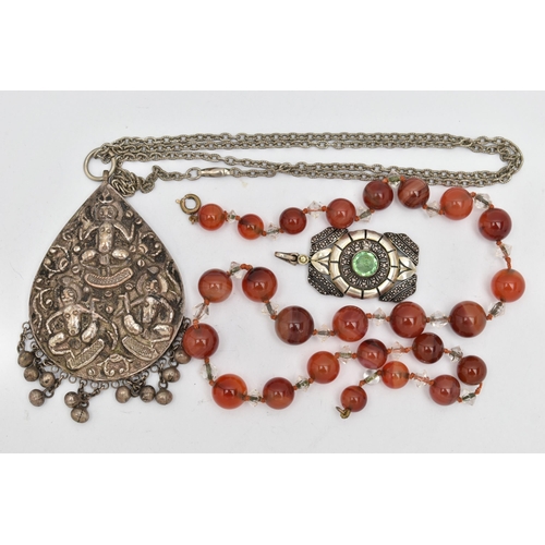 114 - A SMALL ASSORTMENT OF JEWELLERY, to include a carnelian beaded necklace, approximate length 470mm, a... 