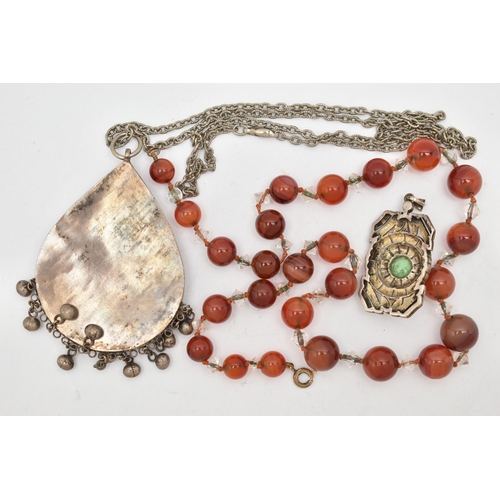 114 - A SMALL ASSORTMENT OF JEWELLERY, to include a carnelian beaded necklace, approximate length 470mm, a... 