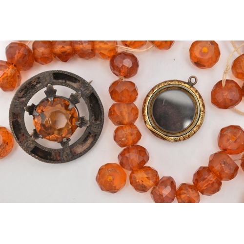 119 - A SELECTION OF LOOSE AMBER BEADS AND THREE EARLY TO MID 20TH CENTURY ITEMS, to include approximately... 