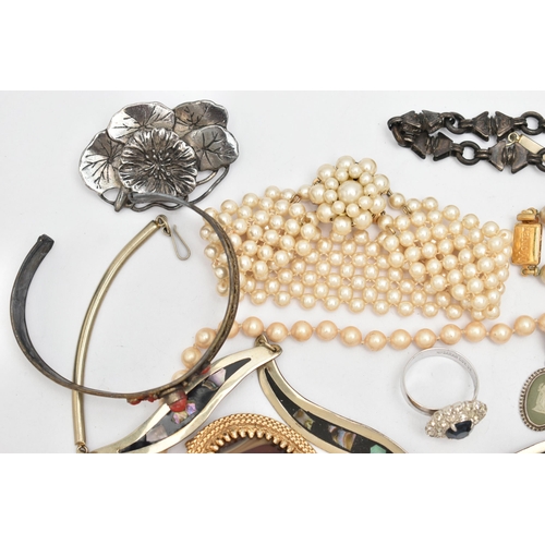 124 - ASSORTED JEWELLERY, to include a 'Monet' imitation pearl necklace with matching bracelet, both clasp... 