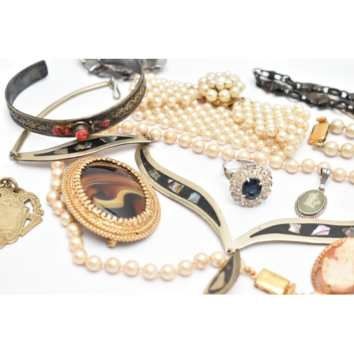 124 - ASSORTED JEWELLERY, to include a 'Monet' imitation pearl necklace with matching bracelet, both clasp... 