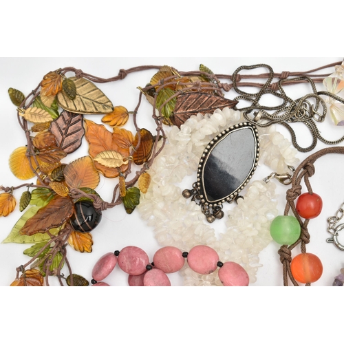 130 - A SELECTION OF GEMSTONE AND COSTUME JEWELLERY, to include a labradorite bead necklace with clasp sta... 