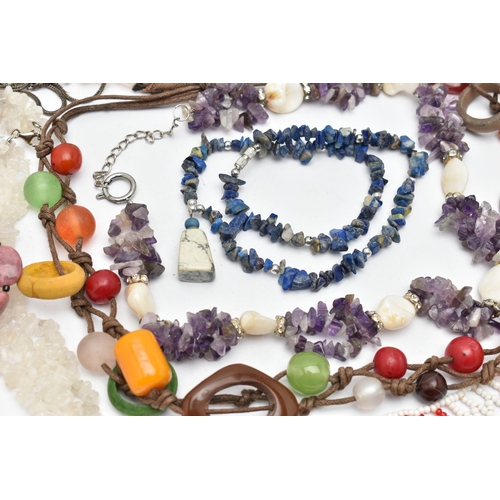 130 - A SELECTION OF GEMSTONE AND COSTUME JEWELLERY, to include a labradorite bead necklace with clasp sta... 