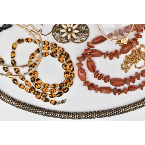 134 - A BAG OF ASSORTED COSTUME JEWELLERY, to include a white metal snake chain, a white metal enamel shie... 