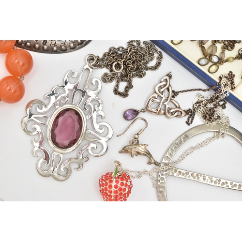 137 - ASSORTED JEWELLERY, to include a white metal Celtic pattern pendant set with an oval cut amethyst dr... 